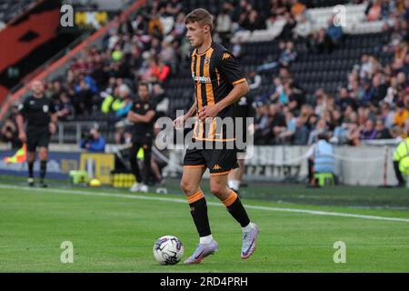 Hull, UK. 18. Juli 2023. Will Jarvis #36 von Hull City auf dem Ball während des Vorsaison-Freundschaftsspiels Hull City gegen Barnsley im MKM Stadium, Hull, Großbritannien, 18. Juli 2023 (Foto von James Heaton/News Images) in Hull, Großbritannien, am 7./18. Juli 2023. (Foto: James Heaton/News Images/Sipa USA) Guthaben: SIPA USA/Alamy Live News Stockfoto