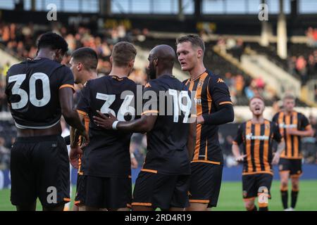 Hull, UK. 18. Juli 2023. Will Jarvis #36 von Hull City feiert mit Teamkollegen das vor der Saison stattfindende Spiel Hull City gegen Barnsley im MKM Stadium, Hull, Großbritannien, 18. Juli 2023 (Foto von James Heaton/News Images) in Hull, Großbritannien, am 7./18. Juli 2023. (Foto: James Heaton/News Images/Sipa USA) Guthaben: SIPA USA/Alamy Live News Stockfoto