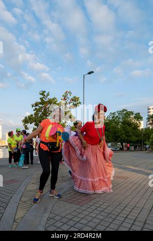 Cartagena, Bolivar, Kolumbien – 17. Februar 2023: Kolumbianische Frauen zeigen ihre farbenfrohen Kostüme, Masken und Wigs für Karneval und posieren für die Kommen Stockfoto