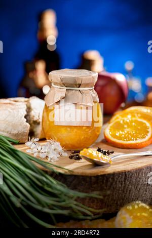 Hausgemachte natürliche Orangenmarmelade aus natürlichen Produkten. Bio-Lebensmittel, auf einem Bauernhaustisch voller natürlicher Lebensmittel. Stockfoto