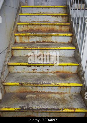 Rosted and Decrepit Stairway, USA, Juni 2023, © Katharine Andriotis Stockfoto
