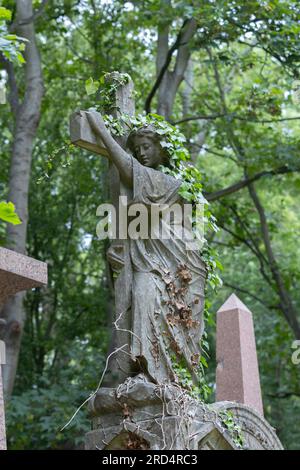 London, Vereinigtes Königreich - 16. Juli 2023: Highgate Cemetery East in London, England. Stockfoto