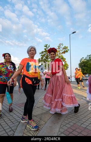 Cartagena, Bolivar, Kolumbien – 17. Februar 2023: Kolumbianische Frauen zeigen ihre farbenfrohen Kostüme, Masken und Wigs für Karneval und posieren für die Kommen Stockfoto