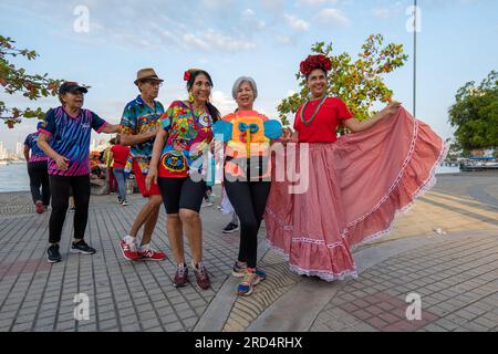 Cartagena, Bolivar, Kolumbien – 17. Februar 2023: Kolumbianische Frauen zeigen ihre farbenfrohen Kostüme, Masken und Wigs für Karneval und posieren für die Kommen Stockfoto