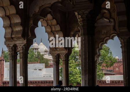 Agra, Indien -- 12. April 2023. Ein Foto von Kuppeln auf einer Moschee in Agra, Indien Stockfoto