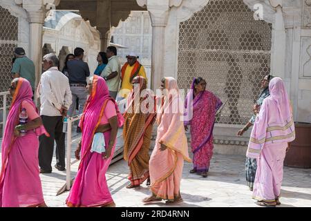 Agra, Indien -- 12. April 2023. Ein Foto mit indischen Touristen, aufgenommen in Fort Agra, Indien. Stockfoto