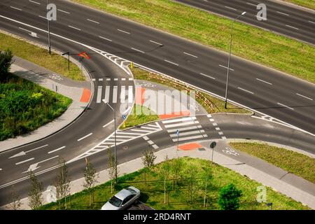 Kollisionsfreie Verschneidung. Ein- und Ausstieg aus dem Anwesen für Autos und mit ausgewiesener Fußgängerüberquerung und Fahrradüberquerung. Beenden und beenden Stockfoto