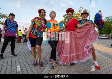 Cartagena, Bolivar, Kolumbien – 17. Februar 2023: Kolumbianische Frauen zeigen ihre farbenfrohen Kostüme, Masken und Wigs für Karneval und posieren für die Kommen Stockfoto