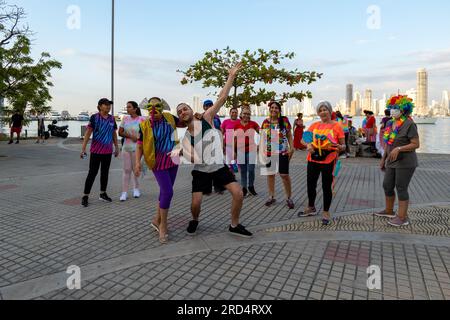 Cartagena, Bolivar, Kolumbien – 17. Februar 2023: Kolumbianische Frauen in bunten Kostümen, Masken und Schwänze für Karneval posieren für die Kamera früh im Stockfoto