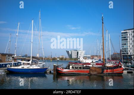 Yachten am Hafen von Belfast mit Blick auf das Titanic Museum im Hintergrund Stockfoto