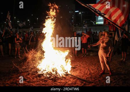 Tel Aviv, Israel. 18. Juli 2023. Israelische Demonstranten haben während eines Protests gegen die israelische Regierung Feuer gelegt. Kredit: Ilia Yefimovich/dpa/Alamy Live News Stockfoto