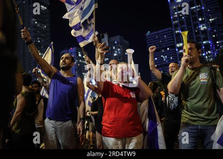 Tel Aviv, Israel. 18. Juli 2023. Israelische Demonstranten beteiligen sich an einem Protest gegen die israelische Regierung. Kredit: Ilia Yefimovich/dpa/Alamy Live News Stockfoto