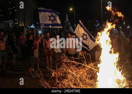 Tel Aviv, Israel. 18. Juli 2023. Israelische Demonstranten haben während eines Protests gegen die israelische Regierung Feuer gelegt. Kredit: Ilia Yefimovich/dpa/Alamy Live News Stockfoto