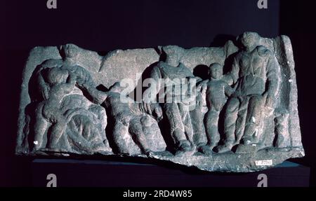 Drei Göttinnen und Kinder Stein im Cirencester (Corinium) Museum der römischen Siedlung in Glousestershire im Jahre 47 v. Chr. errichtet. Zweitwichtigste Unterkunft in London mit über 10000 Einwohnern. Archivscan von einer Dia. Juli 1977. Stockfoto