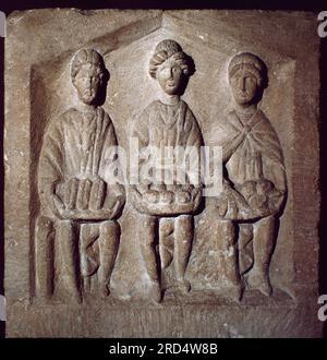 Die Skulptur „Three Mother Goddesses“ im Museum der römischen Siedlung Cirencester (Corinium) wurde 47 v. Chr. in Glousestershire errichtet. Zweitwichtigste Unterkunft in London mit über 10000 Einwohnern. Archivscan von einer Dia. Juli 1977. Stockfoto