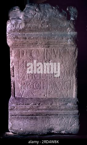 Altar aus Habitancum - eine antike römische Festung (Kastrum) in Risingham, Northumberland, England. Die Festung war eine der Verteidigungsstrukturen, die entlang der Dere Street errichtet wurden, einer römischen Straße, die von York nach Corbridge und weiter nach Melrose verläuft. Allgemeiner Blick von Südosten. Archivscan von einer Dia. Februar 1975. Stockfoto