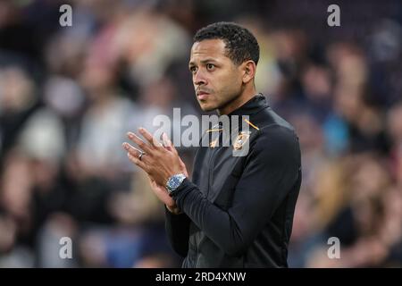 Hull, UK. 18. Juli 2023. Liam RoSenior Manager von Hull City applaudiert seinen Spielern beim Vorsaison-Spiel Hull City gegen Barnsley im MKM Stadium, Hull, Großbritannien, am 18. Juli 2023 (Foto von Mark Cosgrove/News Images) in Hull, Großbritannien, am 7./18. Juli 2023. (Foto: Mark Cosgrove/News Images/Sipa USA) Guthaben: SIPA USA/Alamy Live News Stockfoto