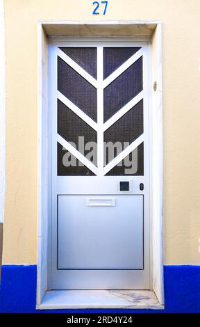 Ferragudo, Portugal - 20. Oktober 2022: Edelstahltür mit geometrischen Details in Ferragudo, Portugal Stockfoto