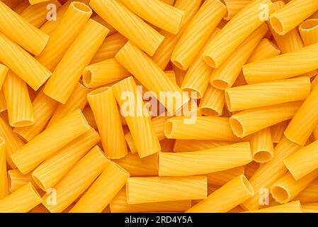 Makro-Leerfotografie von Rigatoni; Teigwaren; Makkaroni; Penne; Tube Durum; Weizen; Grieß; roh; italienisch; traditionell; Vegetarisch; Stockfoto
