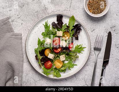 Lebensmittelfotografie von Fetasalat; Gemüse; Tomaten; Zwiebeln; Salat; Spinat, Rucola, mizuna, Käse; Blätter; Bio; Zutaten; Scheibe; Vitamin; Vegetation Stockfoto