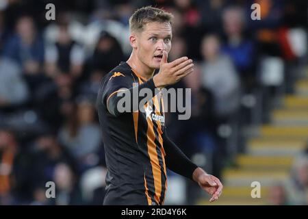 Hull, UK. 18. Juli 2023. Sean McLoughlin #17 von Hull City Gesten and Reactions während des vor der Saison stattfindenden Spiels Hull City vs Barnsley im MKM Stadium, Hull, Großbritannien, 18. Juli 2023 (Foto von James Heaton/News Images) in Hull, Großbritannien, am 7./18. Juli 2023. (Foto: James Heaton/News Images/Sipa USA) Guthaben: SIPA USA/Alamy Live News Stockfoto