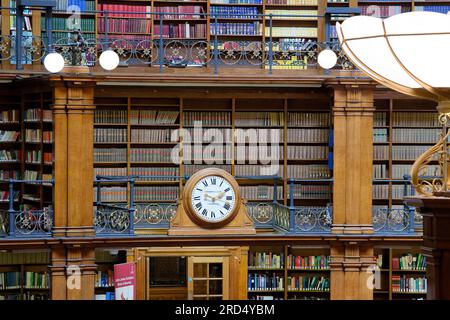 Innenansicht, Uhr, Picton Reading Room, Zentralbibliothek, Liverpool, England, Vereinigtes Königreich Stockfoto