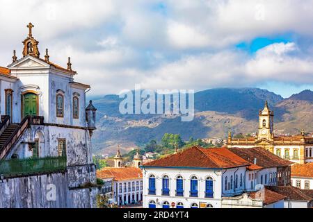 Barocke Kirchen und ihre Türme inmitten der Häuser der Altstadt von Ouro Preto in Minas Gerais Stockfoto