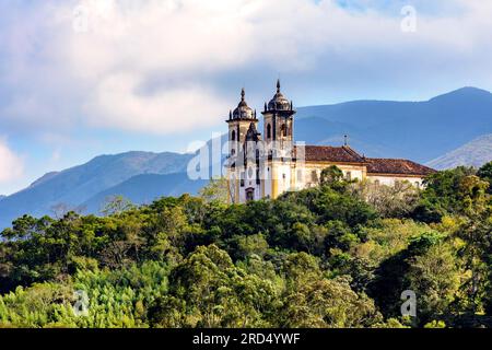 Historische barocke Kirche auf dem Hügel in der Stadt Ouro Preto in Minas Gerais Stockfoto