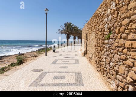 Historisches römisches Mauerwerk an der Strandpromenade in Praia da Luz, Viertel Faro, Algarve, Portugal Stockfoto