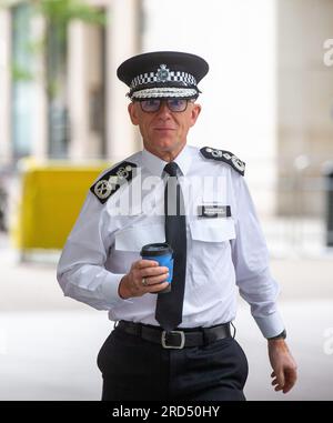 London, England, Großbritannien. 18. Juli 2023. Polizeikommissar der Metropolis Sir MARK ROWLEY wird gesehen, wie er vor den morgendlichen Interviews mit der Presse in der BBC eintrifft. (Kreditbild: © Tayfun Salci/ZUMA Press Wire) NUR REDAKTIONELLE VERWENDUNG! Nicht für den kommerziellen GEBRAUCH! Stockfoto