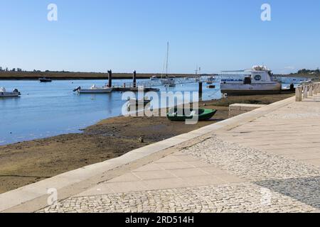 Tavira, Portugal - 20. Oktober 2022: Yachthafen und Fischereihafen im Bezirk Santa Luzia in Tavira, Portugal Stockfoto