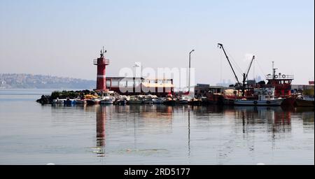 Der Stadtteil Marmara Ereglisi in Tekirdag, Türkei, ist eine Tourismusstadt. Es zieht mit seinen historischen Artefakten und dem Meer Aufmerksamkeit auf sich. Stockfoto