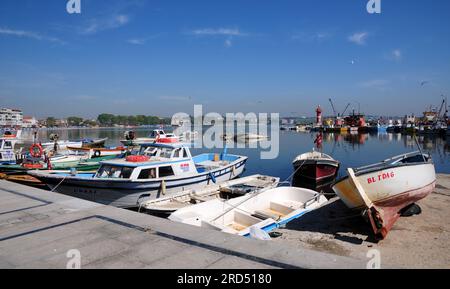 Der Stadtteil Marmara Ereglisi in Tekirdag, Türkei, ist eine Tourismusstadt. Es zieht mit seinen historischen Artefakten und dem Meer Aufmerksamkeit auf sich. Stockfoto