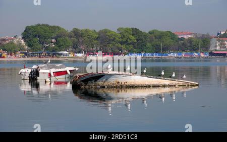 Der Stadtteil Marmara Ereglisi in Tekirdag, Türkei, ist eine Tourismusstadt. Es zieht mit seinen historischen Artefakten und dem Meer Aufmerksamkeit auf sich. Stockfoto