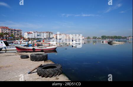 Der Stadtteil Marmara Ereglisi in Tekirdag, Türkei, ist eine Tourismusstadt. Es zieht mit seinen historischen Artefakten und dem Meer Aufmerksamkeit auf sich. Stockfoto