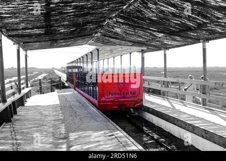 Tavira, Portugal - 20. Oktober 2022: Touristenzug zum Strand Praia do Barril auf der Insel Tavira, Portugal Stockfoto