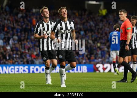 Harrison Ashby von Newcastle United (rechts) feiert, nachdem sie während des Vorsaison-Freundschaftsspiels im Ibrox Stadium, Glasgow, ihr zweites Tor geschossen haben. Bilddatum: Dienstag, 18. Juli 2023. Stockfoto