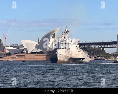 Sydney, Australien. 18. Juli 2023. Die USA Navy Independence-Varianten des kleinen Kampfschiffs USS Canberra passieren das berühmte Sydney Opera House, wenn es am 18. Juli 2023 in Sydney, Australien, für eine Zeremonie im Hafen von Sydney ankommt. Die USS Canberra, ein Schiff mit dem Namen „Capitol of Australia“, kommt vor der offiziellen Inbetriebnahme am 22. Juli an. Kredit: Julie Ann Ripley/Planetpix/Alamy Live News Kredit: Julie Ann Ripley/Planetpix/Alamy Live News Kredit: Planetpix/Alamy Live News Stockfoto