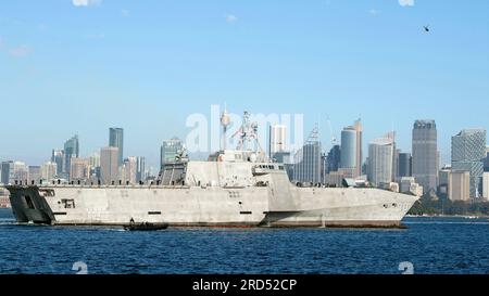 Sydney, Australien. 18. Juli 2023. Die USA Navy Independence-Variant littoral Kampfschiff USS Canberra trifft am 18. Juli 2023 in Sydney, Australien, im Hafen von Sydney ein. Die USS Canberra, ein Schiff mit dem Namen „Capitol of Australia“, kommt vor der offiziellen Inbetriebnahme am 22. Juli an. Kredit: EJ Hersom/Planetpix/Alamy Live News Kredit: EJ Hersom/Planetpix/Alamy Live News Kredit: Planetpix/Alamy Live News Stockfoto