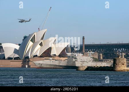 Sydney, Australien. 18. Juli 2023. Die USA Navy Independence-Varianten des kleinen Kampfschiffs USS Canberra passieren das berühmte Sydney Opera House, wenn es am 18. Juli 2023 in Sydney, Australien, für eine Zeremonie im Hafen von Sydney ankommt. Die USS Canberra, ein Schiff mit dem Namen „Capitol of Australia“, kommt vor der offiziellen Inbetriebnahme am 22. Juli an. Kredit: EJ Hersom/Planetpix/Alamy Live News Kredit: EJ Hersom/Planetpix/Alamy Live News Kredit: Planetpix/Alamy Live News Stockfoto