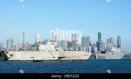 Sydney, Australien. 18. Juli 2023. Die USA Navy Independence-Variant littoral Kampfschiff USS Canberra trifft am 18. Juli 2023 in Sydney, Australien, im Hafen von Sydney ein. Die USS Canberra folgte der Royal Australian Navy HMAS Canberra vor der offiziellen Inbetriebnahme am 22. Juli zum Liegeplatz. Kredit: EJ Hersom/Planetpix/Alamy Live News Kredit: EJ Hersom/Planetpix/Alamy Live News Kredit: Planetpix/Alamy Live News Stockfoto