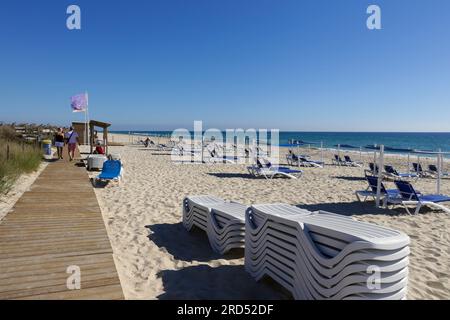 Tavira, Portugal - 20. Oktober 2022: Der Strand Barril und der Friedhof der Anker auf der Insel Tavira Stockfoto