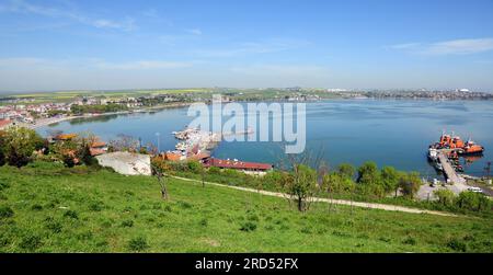 Der Stadtteil Marmara Ereglisi in Tekirdag, Türkei, ist eine Tourismusstadt. Es zieht mit seinen historischen Artefakten und dem Meer Aufmerksamkeit auf sich. Stockfoto