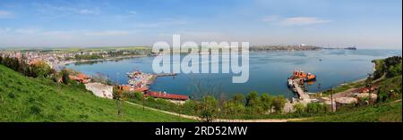 Der Stadtteil Marmara Ereglisi in Tekirdag, Türkei, ist eine Tourismusstadt. Es zieht mit seinen historischen Artefakten und dem Meer Aufmerksamkeit auf sich. Stockfoto