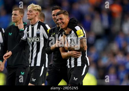 Harrison Ashby (rechts) von Newcastle United wird nach dem Vorsaison-Spiel im Ibrox Stadium in Glasgow zu seinem Ziel beglückwünscht. Bilddatum: Dienstag, 18. Juli 2023. Stockfoto