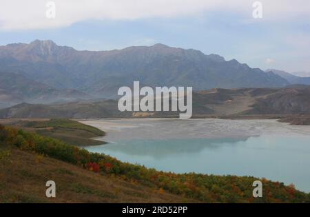 Bergsee im Kleinkaukasus in der Nähe von Kapan mit dem Berg Khustup (3210m) im Hintergrund, Armenien Stockfoto