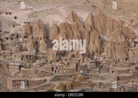 Häuser und lebende Höhlen in Kandovan, einem kleinen Bergdorf in der Nähe von Tabriz, Iran Stockfoto