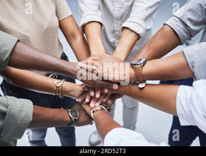 Hände, Unterstützung und Menschen gemeinsam für Teamarbeit, Solidarität oder Gruppenzusammenarbeit von oben. Workforce, Diversity und Networking in der Community Stockfoto
