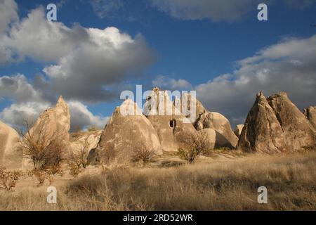 Tufa Cone in der Nähe des Dorfes Goereme in Kappadokien, Türkei Stockfoto