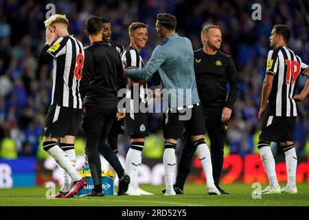 Harrison Ashby von Newcastle United wird zu seinem Ziel nach dem Vorjahresspiel im Ibrox Stadium in Glasgow beglückwünscht. Bilddatum: Dienstag, 18. Juli 2023. Stockfoto